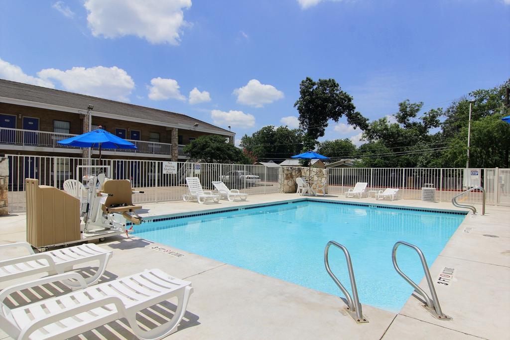 Motel 6 Austin, Tx - Central Downtown Ut ภายนอก รูปภาพ